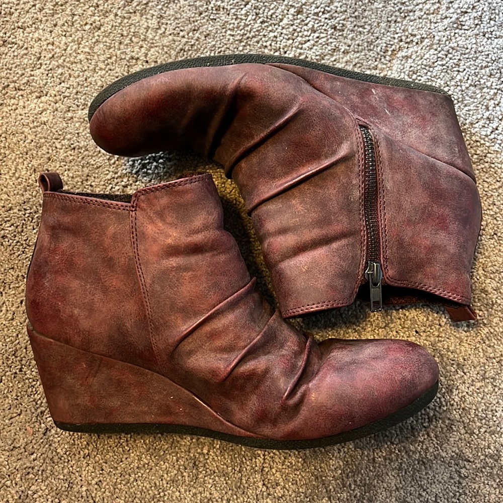 Maurice’s maroon wedge bootie with ruching. Gently used condition. Women’s sz 10